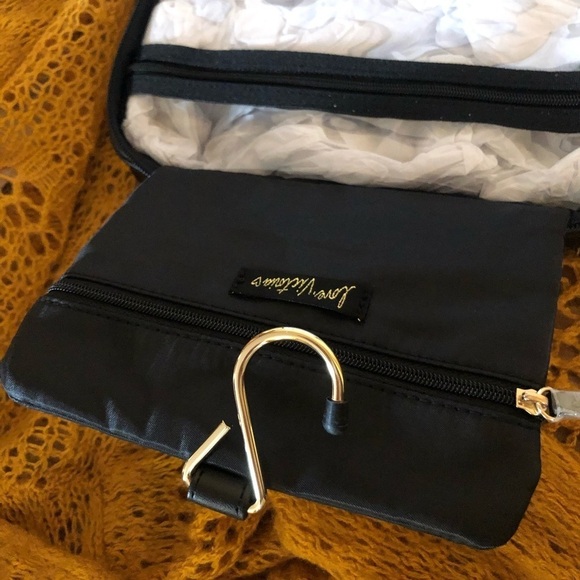 - 😊 !!NWT Victoria’s Secret cosmetics hanging bag - Picture 7 of 8